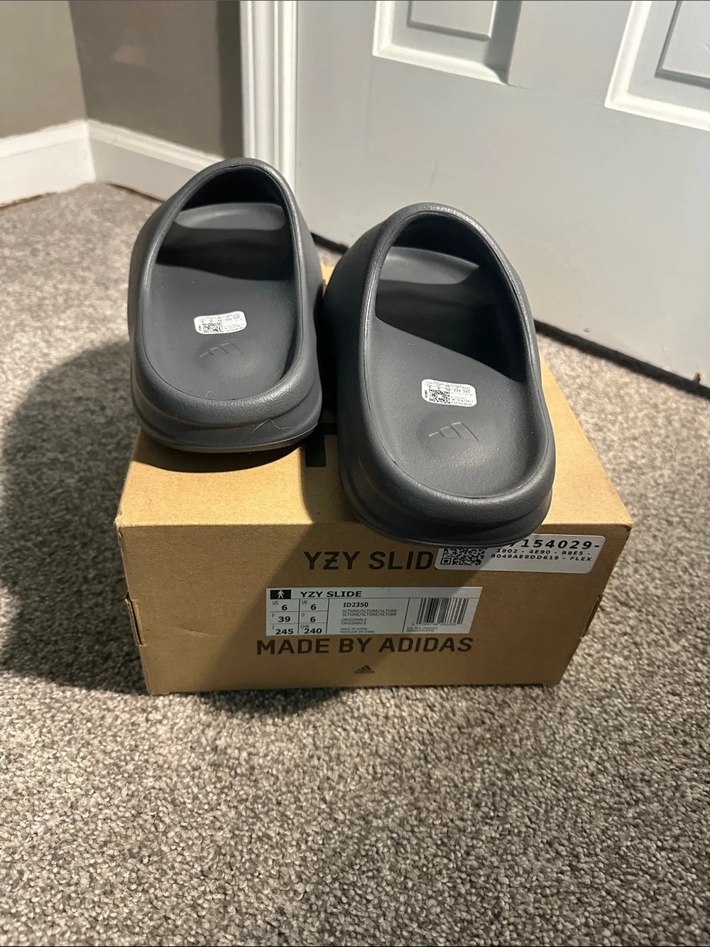 NIB Yeezy Slides - Dark Gray Size 6